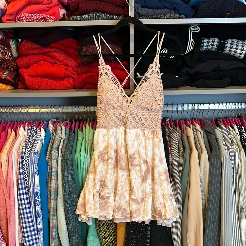 J for Justify pale pink/cream print v neck smocked and strappy back dress size S